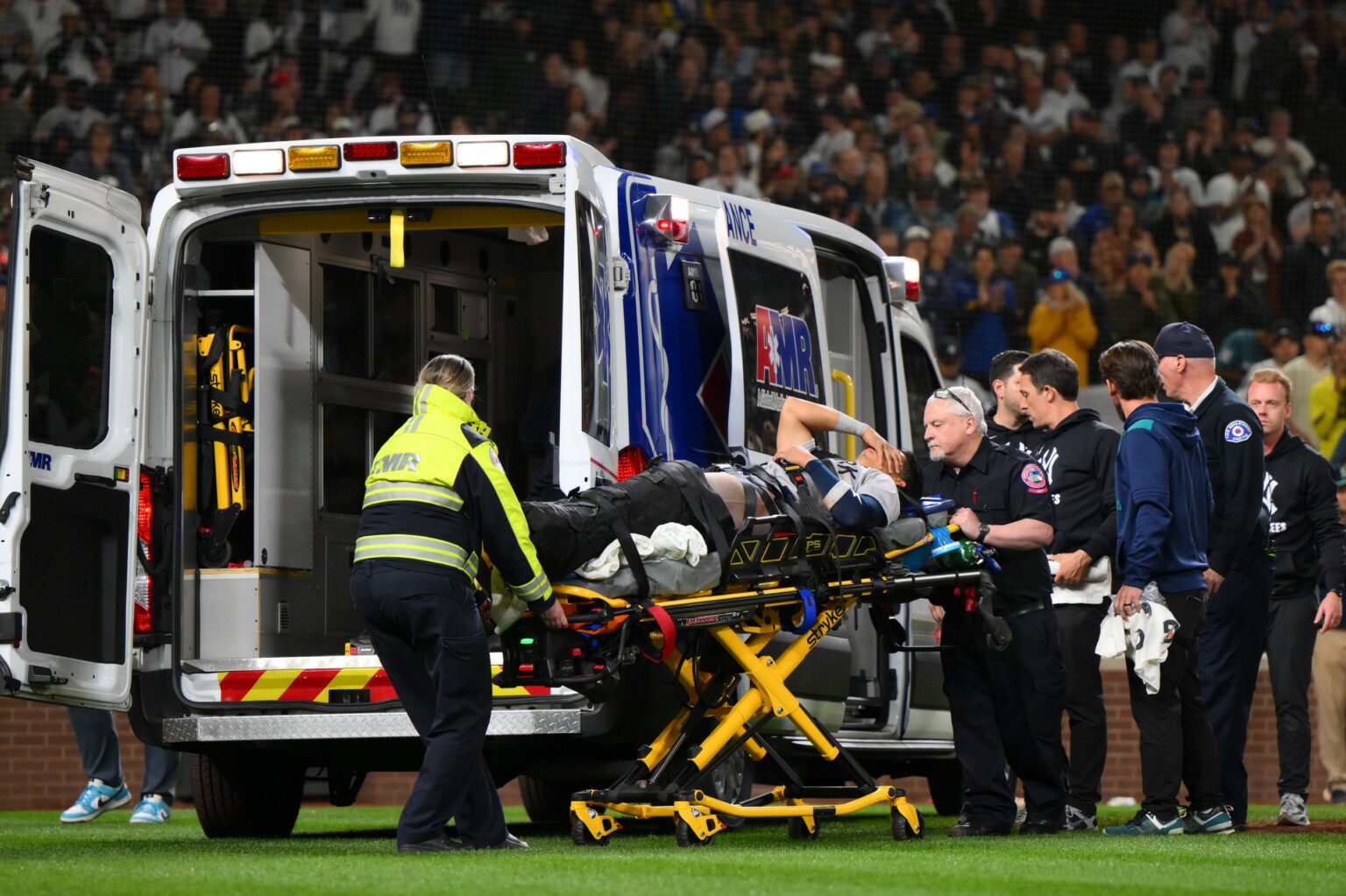Oswaldo Cabrera Injury:He Taken Off the Field.