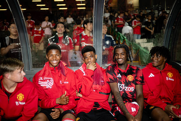 8 players leave Manchester United as club begins rebuild.