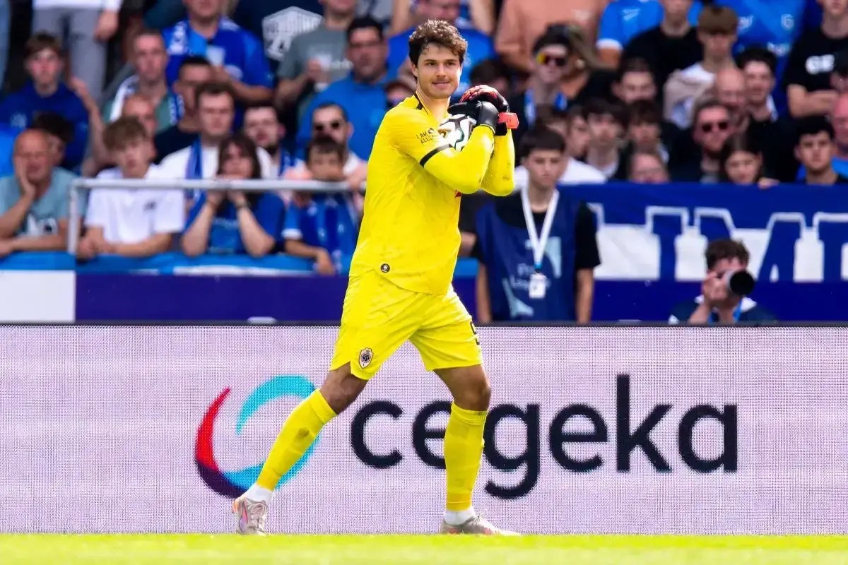 Royal Antwerp increase Senne Lammens asking price